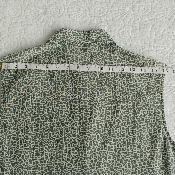 DONATED Sleeveless Button Down Blouse Size S - Picture 9 of 9